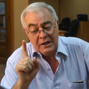 Le 22 février 2026, le tribunal de Sidi M’hamed a condamné le professeur Mustapha Nouissar, enseignant d’histoire à l’Université d’Alger, à une peine d’un an de prison ferme. Cette décision judiciaire fait suite à une plainte déposée par le Haut-Commissariat à l’Amazighité au sujet d’un commentaire publié sur Facebook.
Selon les informations disponibles, aucun mandat de dépôt n’a été prononcé à l’audience. L’équipe de défense a annoncé son intention d’interjeter appel dans les délais légaux.
L’affaire a provoqué une vive réaction dans les milieux académiques et parmi les défenseurs des droits humains. Le fait qu’un universitaire soit condamné pour un commentaire publié sur les réseaux sociaux relance le débat sur la liberté d’expression et sur les limites imposées à la parole dans l’espace numérique.
Cette condamnation intervient dans un contexte plus large marqué par une multiplication des poursuites visant journalistes, historiens et voix critiques. Depuis l’arrivée au pouvoir d’Abdelmadjid Tebboune, de nombreux observateurs dénoncent un durcissement du climat politique et médiatique. Selon ces critiques, le gouvernement chercherait à faire taire les journalistes et les intellectuels afin d’installer un climat de peur et de dissuasion face à toute contestation, notamment dans un contexte de bilans jugés négatifs par une partie de l’opinion concernant la gestion des différents secteurs durant le premier et le deuxième mandat présidentiel.
Pour ses soutiens, la condamnation de Mustapha Nouissar dépasse le cas individuel : elle s’inscrit dans une dynamique plus large qui interroge l’état de la liberté académique et de la liberté d’expression en Algérie.