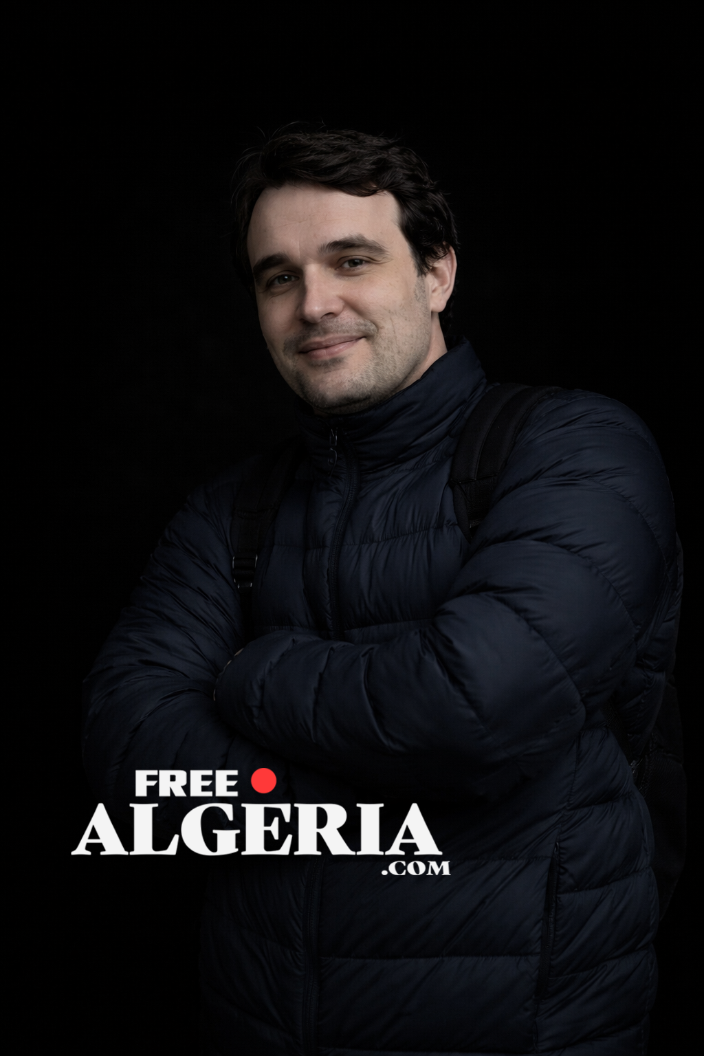 Christophe Gleizes, journaliste, a été condamné à 7 ans de prison pour « apologie du terrorisme ». 7 ans. Pour ses proches et plusieurs observateurs, le dossier serait vide. Aucune preuve solide. Aucun élément concret. Seulement un homme qui faisait son travail : enquêter, documenter, informer… notamment en Kabylie. Un journaliste ou un symbole ? Cette affaire dépasse largement le cas individuel. Elle pose une question brutale : 👉 informer est-il devenu un crime ? Car aujourd’hui, en Algérie : filmer peut mener en prison écrire peut mener en prison enquêter peut mener en prison Une justice instrumentalisée ? Selon des sources proches du dossier, certains évoquent une dimension politique derrière cette condamnation. Dans un contexte déjà explosif, marqué notamment par l’affaire Amir DZ, des voix dénoncent une possible utilisation de la justice algérienne comme levier de pression dans des tensions plus larges entre États. Ces accusations restent à établir. Mais leur simple existence révèle un malaise profond. Un climat qui inquiète Les affaires s’accumulent : blogueurs emprisonnés journalistes poursuivis citoyens condamnés pour des publications Peu à peu, une réalité s’impose : 👉 la parole devient dangereuse en Algérie Une ligne rouge franchie Condamner un journaliste à une peine aussi lourde envoie un message clair : ne pas parler ne pas montrer ne pas déranger Mais une société qui fait taire ses journalistes prend un risque immense : celui de ne plus voir sa propre réalité. Free for Algeria Ce combat dépasse une personne. Il concerne tous ceux qui croient encore que : informer n’est pas un crime critiquer n’est pas une menace penser librement n’est pas une faute Aujourd’hui, une question reste sans réponse : 👉 qui sera le prochain ? #actualité #algerie #info #FreeForAlgeria